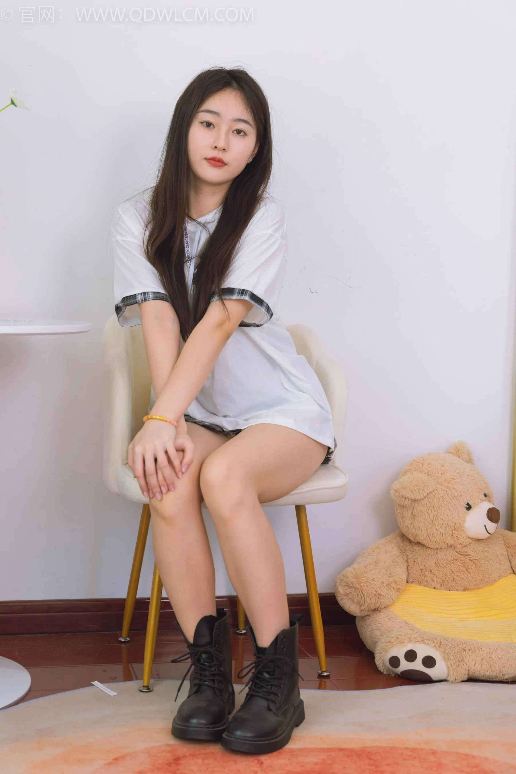物恋传媒 NO.1529 美兔-秋日落叶 [151P]插图1